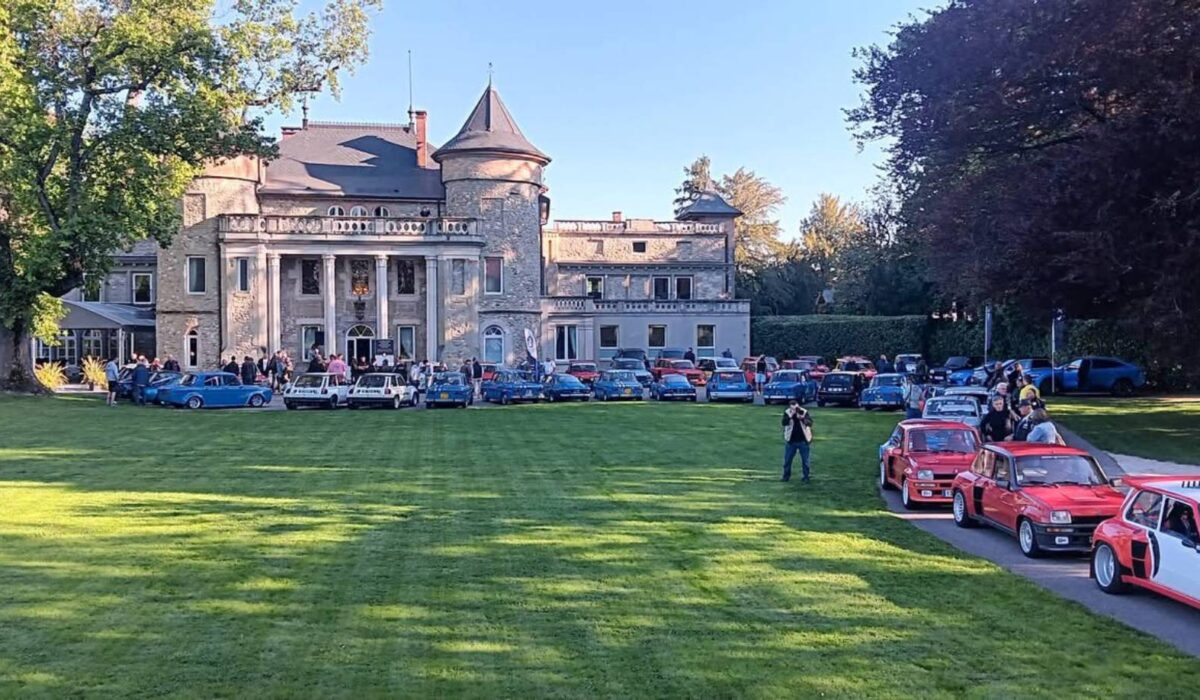 Vue panoramique du rassemblement de Renault 5 Turbo devant le Château de Servolex pour l'hommage à Daniel Girardon.