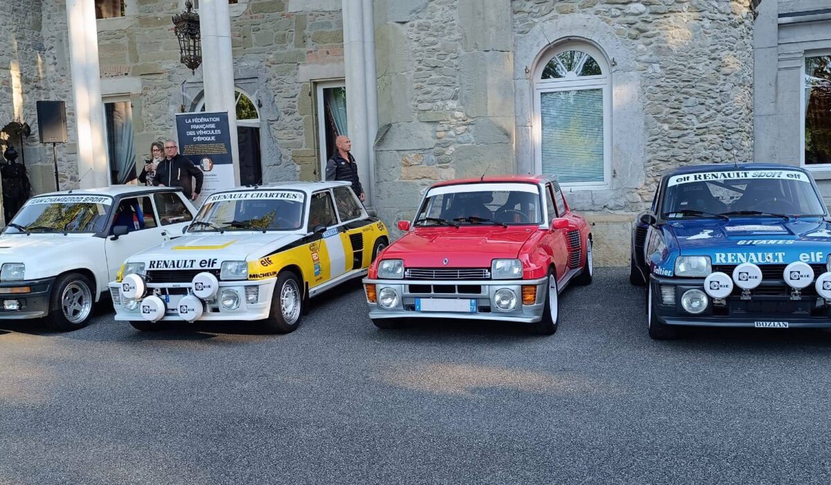 Alignement de Renault 5 Turbo de collection, incluant des modèles de série et de rallye, devant le Château de Servolex pour l'hommage à Daniel Girardon.