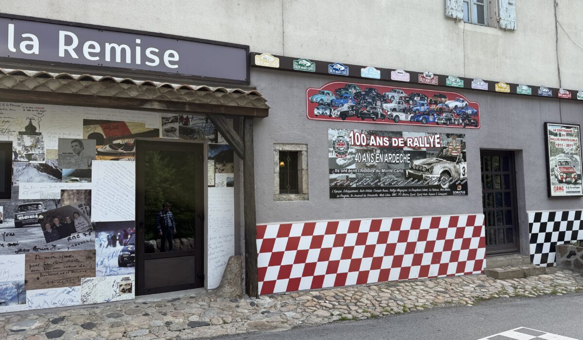 Façade du restaurant La Remise à Antraigues-sur-Volane décorée de plaques de rallye et de dédicaces de pilotes.