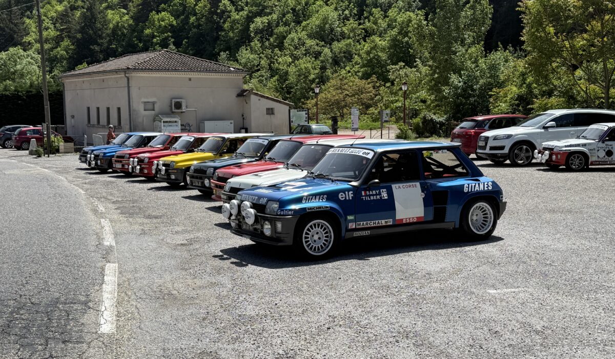 Alignement de Renault 5 Turbo sur le parking du restaurant La Remise à Antraigues.