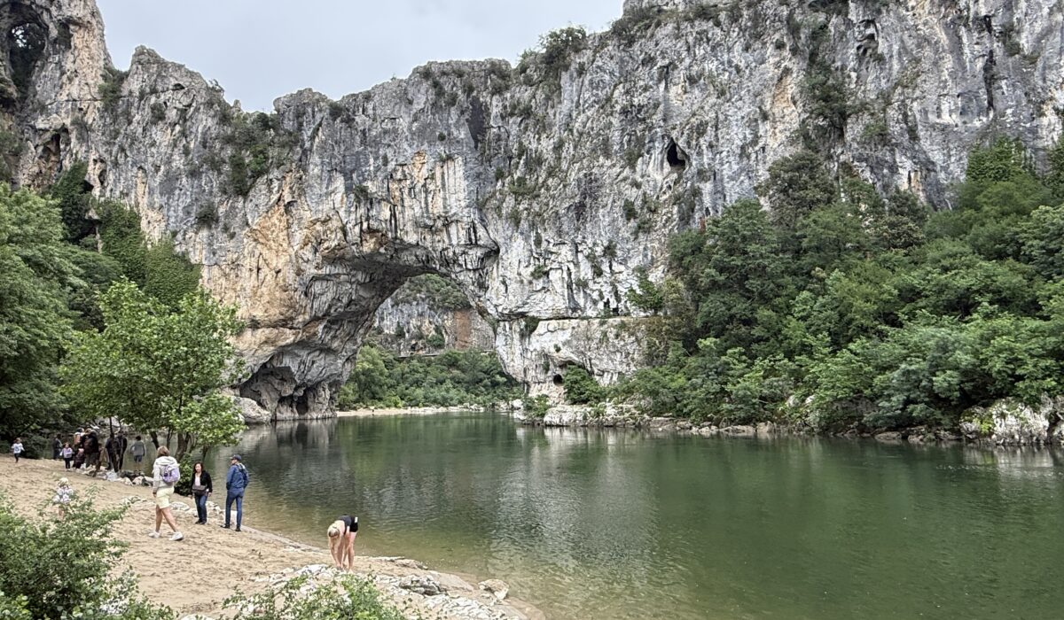 Le Pont d'Arc dans les Gorges de l'Ardèche, étape emblématique de la sortie du Club R5 Turbo Passion.