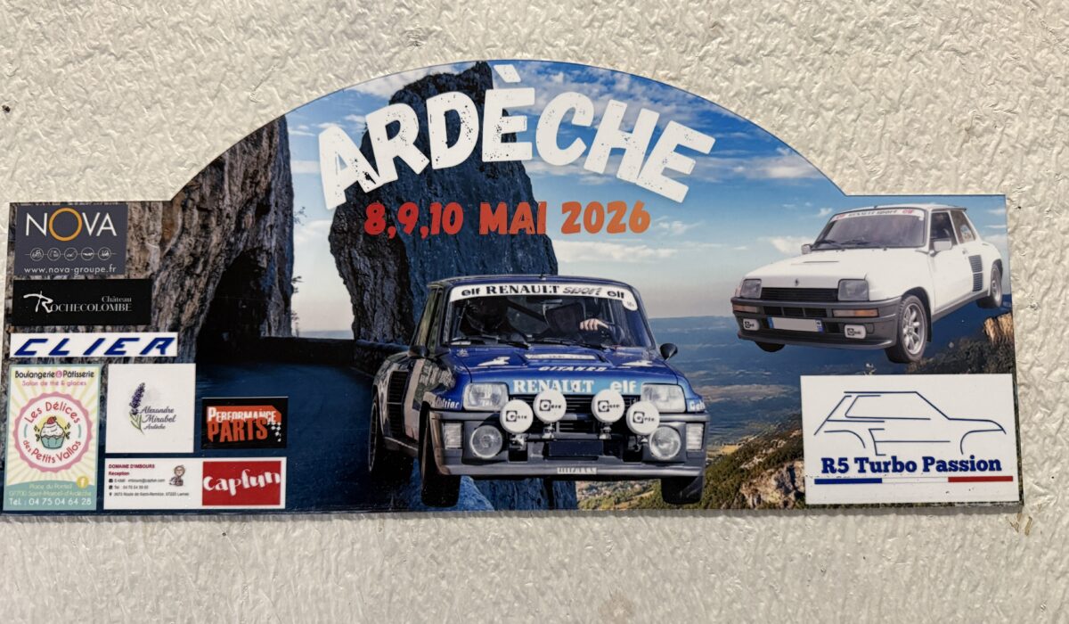Plaque de rallye officielle du Club R5 Turbo Passion pour la sortie en Ardèche du 8, 9 et 10 mai 2026.